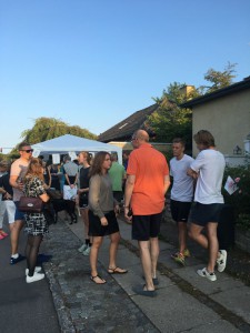orange rygg mot kameran